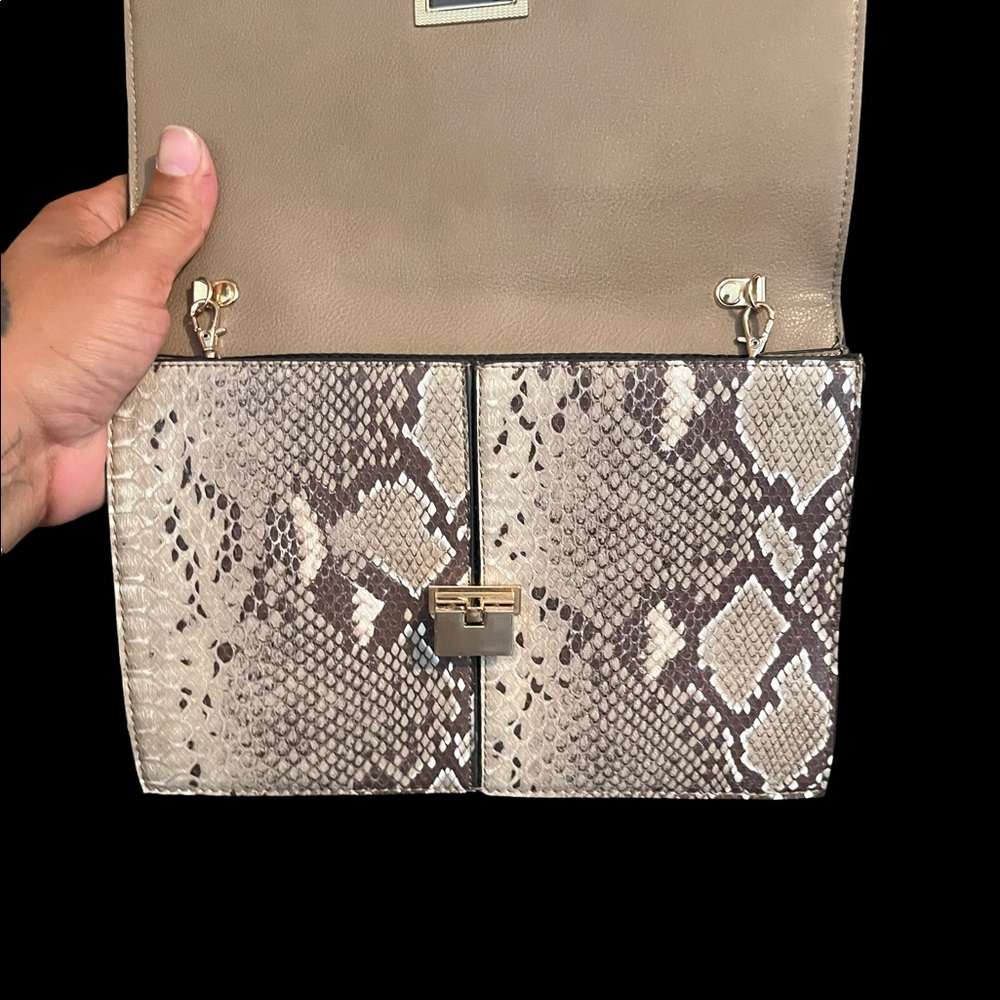 Woman’s pocketbook